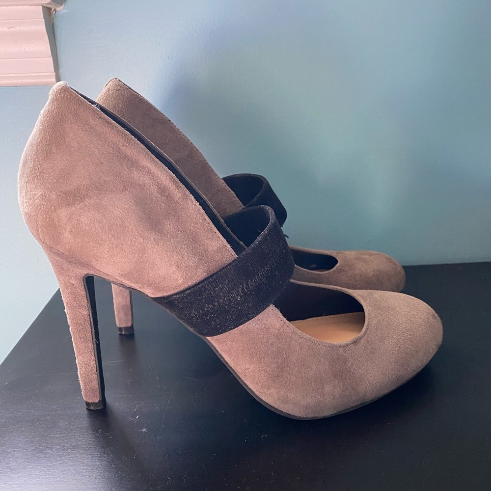 Grey pumps